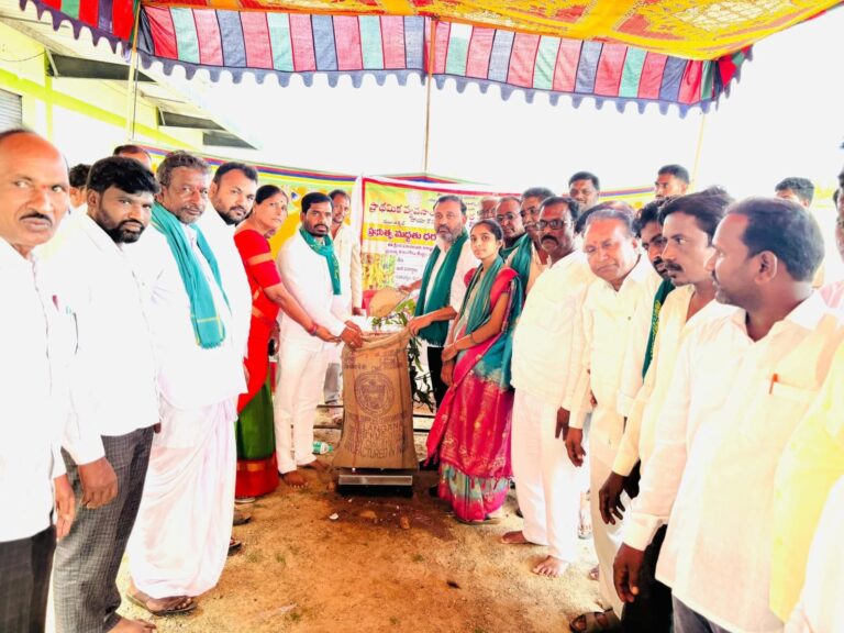 సోయా కొనుగోలు కేంద్రాలు ప్రారంభించిన ఎమ్మెల్యే తోట లక్ష్మీ కాంతారావు u1-1008680776